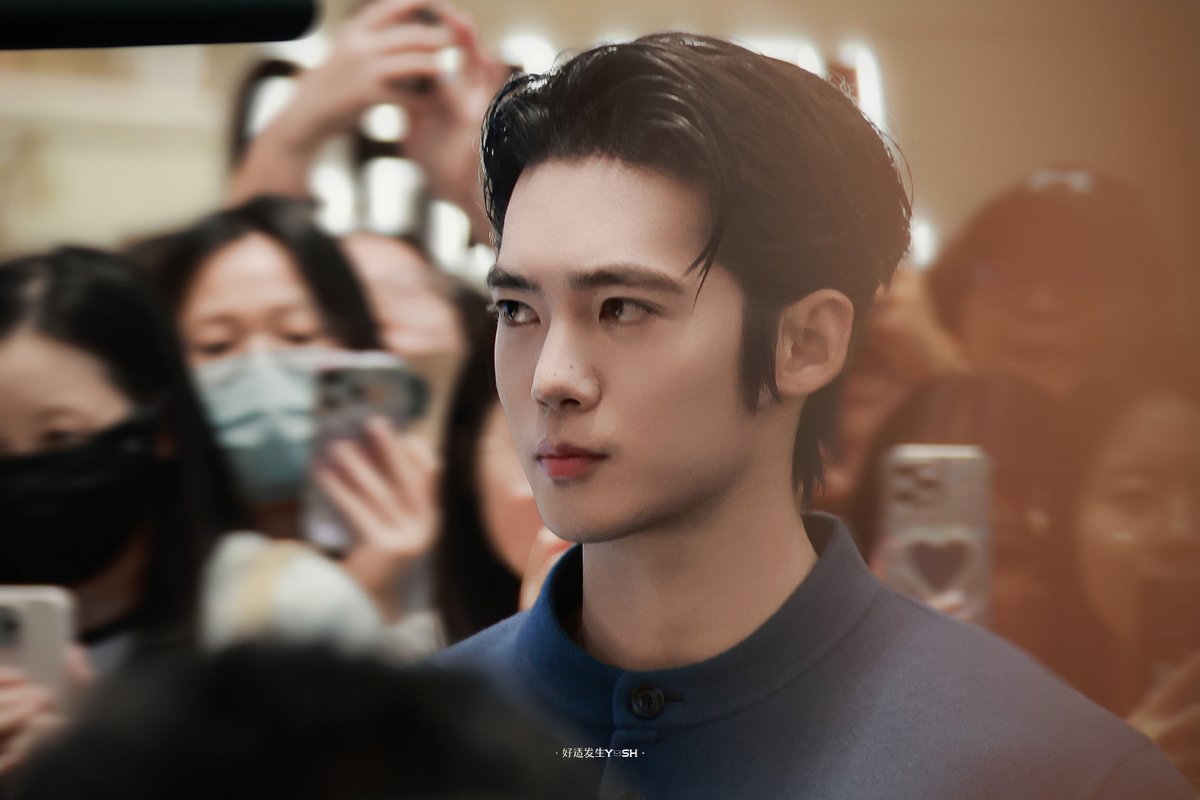 Fan taken snaps of Yu Shi at Berluti event in Shanghai today, wearing the latest 2025 Fall/Winter series of Berluti's standing collar suit🍅 (2/2)

#YuShi #于适 #YoshYu #于适Yosh