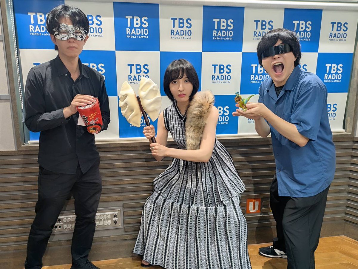 sakuraron954's tweet image. ＜きょうの集合写真＞
#ダ・ヴィンチ・恐山 さん（辛ラーメンポーチ）
#佐倉綾音 （餃子のバトルアックス＆フェイクファー）
#ARuFa さん（必勝絵馬を持っている恐竜フィギュア）

佐倉綾音 論理×ロンリー | TBSラジオ | 2025/08/27/水  radiko.jp/share/?sid=TBS…
 #佐倉論理 #radikoタイムフリー