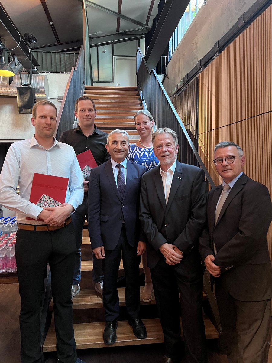 Herzliche Gratulation an alle Absolventinnen und Absolventen zum erfolgreichen Diplomabschluss. Der Verband Spedlogswiss leistet in der Berufs- und Weiterbildung schweizweit einen wertvollen Beitrag in der Speditions- und Logistikbranche.