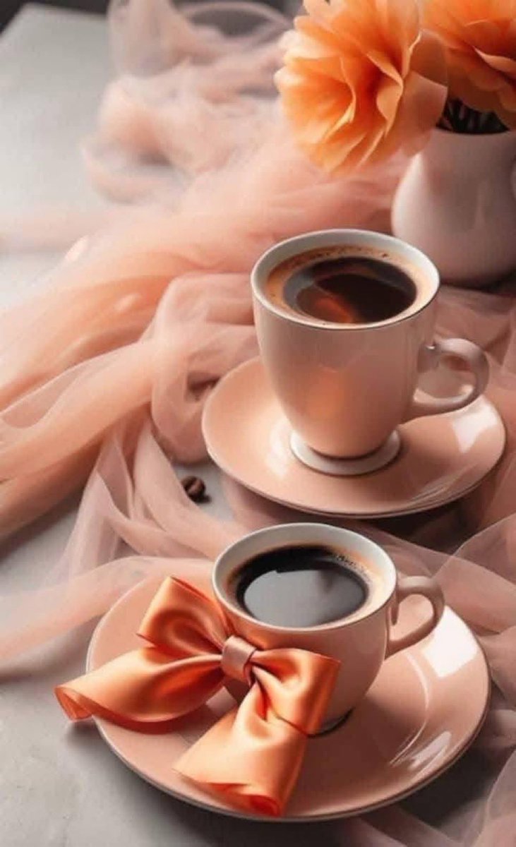 وجئتُ إليك تسكنُني قصيدةْ
وتشــربُ قهوتي روحٌ جديدةْ

فلا تعبرْ بصمتٍ يـا _ فديتكْ_
وقاسمْني اشـــتعالاتٍ وليدةْ

وتــابعْ نــورَ نــارِ الحرفِ هيَّــا
أعدْ لي دهشةً أضحتْ بعيدةْ

#هند_باخشوين
<a href="/dr_hind2/">هند باخشوين</a> 

#مساء_الورد
#قهوة_السابعة