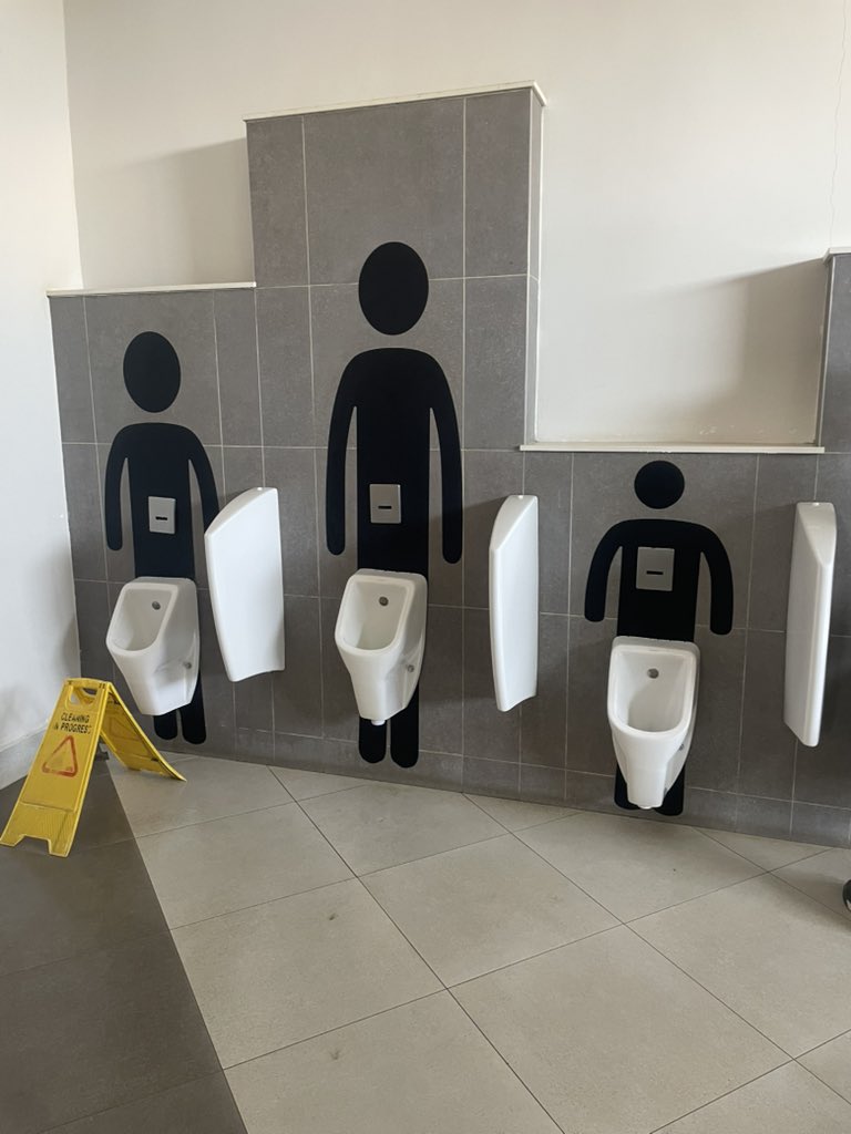 The architect, engineers and contractor that executed the Safari Center in Naivasha 🇰🇪 deserve their flowers. They did an excellent job.

We were there recently and here are a few subtle design features we noted:
🧵
1. In the men’s washroom, urinal bowls are installed at