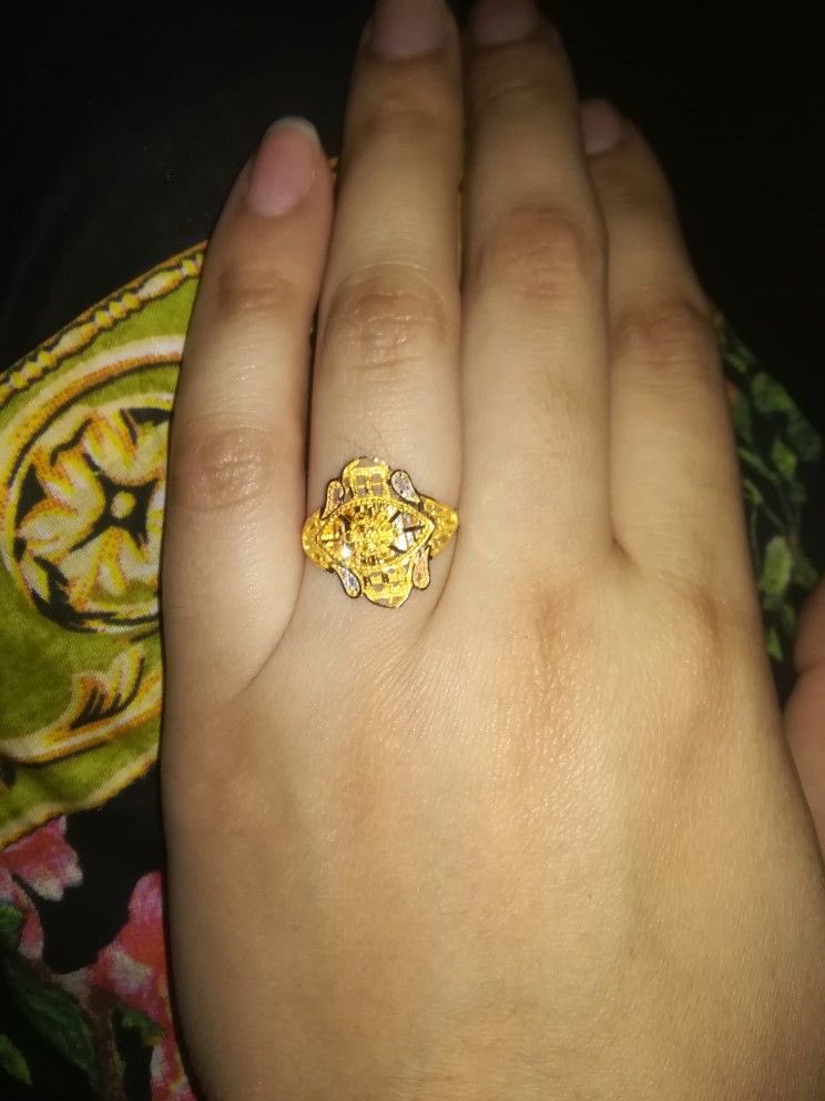 busynesswoman_'s tweet photo. All those girls who are criticising taylor’s ring, this is what you get on engagements and munh dikhayi. Now sit down!🤡 https://t.co/FxzjNJ2NrU