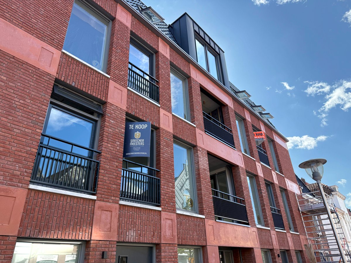 Aan het Grootzand in Sneek worden twee karakteristieke panden omgevormd tot woningen. De grove winkelpuien uit de jaren ’70 zijn teruggebracht naar hun oorspronkelijke uitstraling.
Aan de Oude Koemarkt heeft een vervallen gevelwand plaatsgemaakt voor twee nieuwbouwpanden.