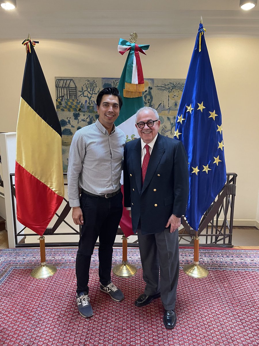 RGrangui's tweet photo. Después de trabajar 6 años en la @EmbMexBelgicaUE como empleado local, @andresmorett viaja el domingo a México para integrarse al Servicio Exterior Mexicano. 

El trabajo cotidiano con sus con compañeras, compañeros y superiores lo inspiraron a participar en el concurso público de ingreso al SEM, en el que obtuvo los calificaciones necesarias para ser aceptado en la rama Diplomático-Consular.

Me apena que la Embajada deje de tener en sus filas a un empleado de excelencia, pero me da enorme gusto que la @SRE_mx y el #SEM sumen a sus filas a quien, estoy seguro, será un espléndido diplomático mexicano.