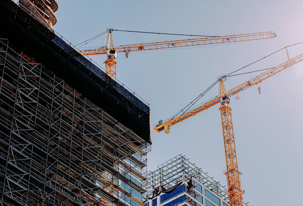 U.S. homebuilding is beating expectations, but the housing market’s overall message is far from clear. 

New construction is surging across the board. Housing starts jumped 5.2% in July, blowing past forecasts! Full Bisnow article here: bisnow.com/national/news/…