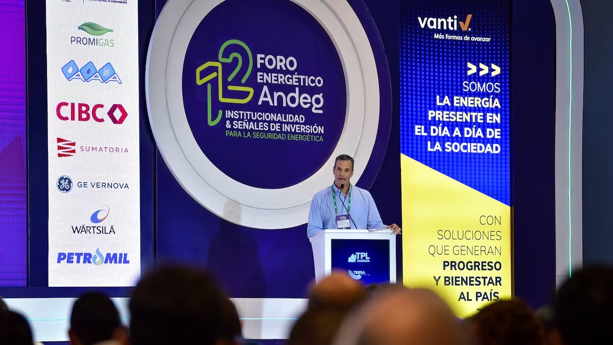 El supuesto (¿o posible?) aumento de las tarifas del gas, tan difundido por medios como El Tiempo, pasa por entender qué intereses de mueven detrás.

¿Piensan en la soberanía energética o quieren seguir controlando el negocio de la importación de GNL? ⬇️

periferiaprensa.com/lo-que-andeg-c…