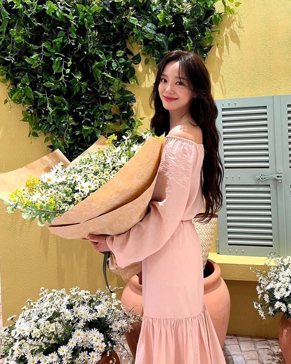 DailySejeong's tweet image. Happy 29th birthday to our beautiful Kim Sejeong 💚
May you always healthy and happy, sesang love you 🌼

#HAPPYSEJEONGDAY
#세정날_세정이한테_갈테야
#세상들_오늘_828배_행복하기
#김세정 #KIMSEJEONG #SEJEONG