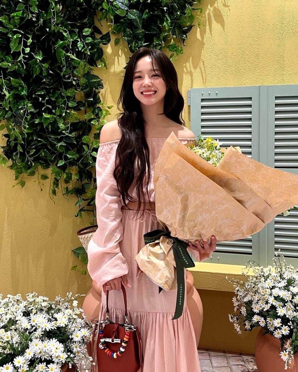 DailySejeong's tweet image. Happy 29th birthday to our beautiful Kim Sejeong 💚
May you always healthy and happy, sesang love you 🌼

#HAPPYSEJEONGDAY
#세정날_세정이한테_갈테야
#세상들_오늘_828배_행복하기
#김세정 #KIMSEJEONG #SEJEONG