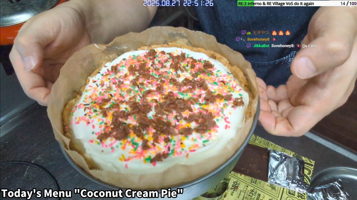 混ぜて冷やして作るココナッツクリームパイ、完成！！
ココナッツスライスが無いのでチョコスプレーとチョココポーのトッピングでカバーしました。
しっかり冷やして明日食べたいと思います😋
#めし処じっかちゃんち