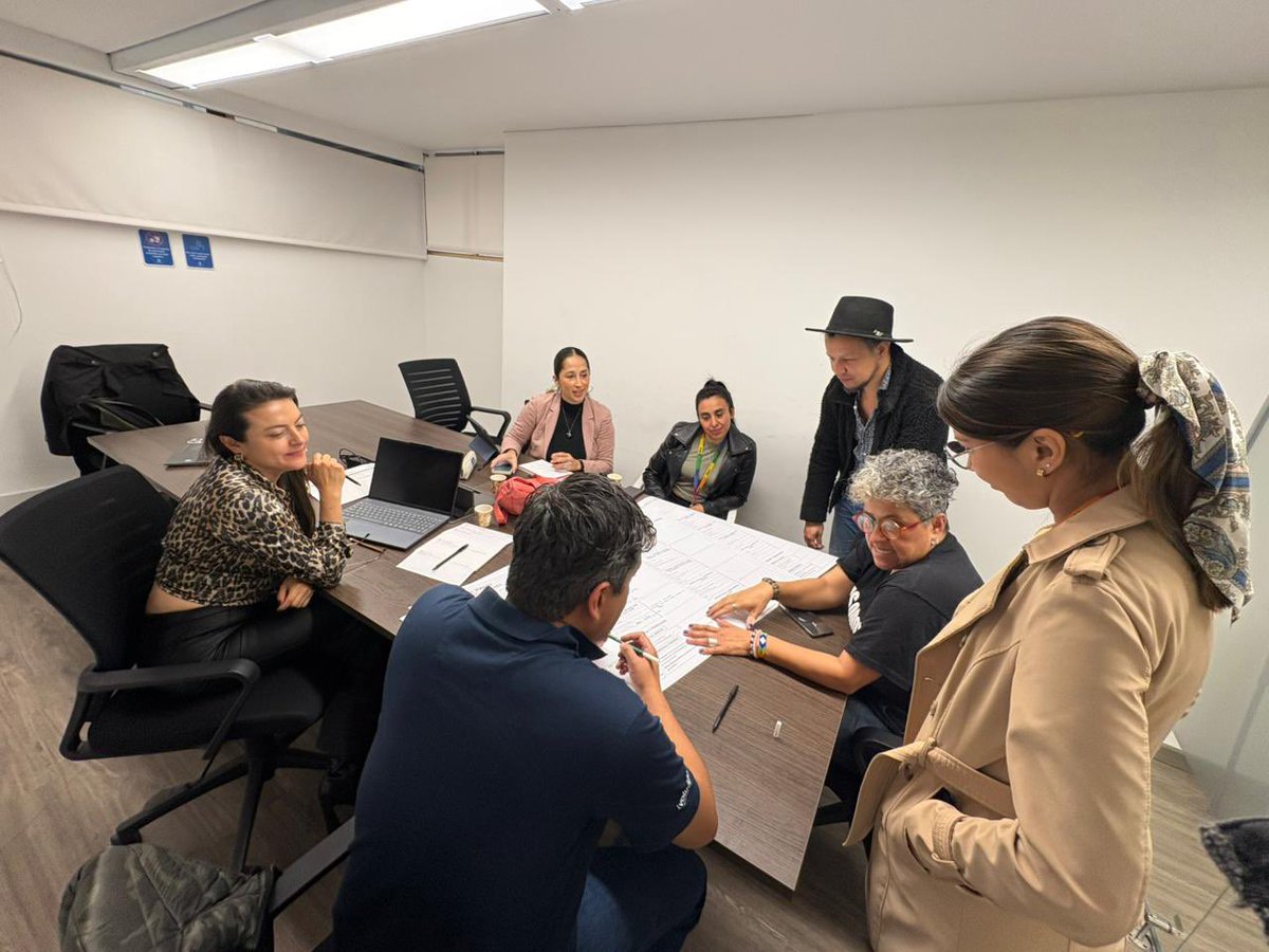 El equipo de la <a href="/SubLGBTI/">𝗖𝗼𝗺𝗽𝗿𝗼𝗺𝗶𝘀𝗼 𝗗𝗶𝘃𝗲𝗿𝘀𝗼</a> participa en la jornada de arquitectura institucional del servicio “Chuchú de la Cédula”, programa de <a href="/integracionbta/">Secretaría Distrital de Integración Social</a> que acompaña a personas trans y no binaries de Bogotá en el reconocimiento de su identidad. #SePuedeSer 🏳️‍⚧️