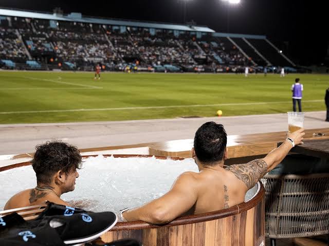 I dag ble jeg invitert på date... I VIP-jacuzzien til Cancún FC 😬 Jeg tror faktisk ikke jeg kan tenke meg noe kleinere.