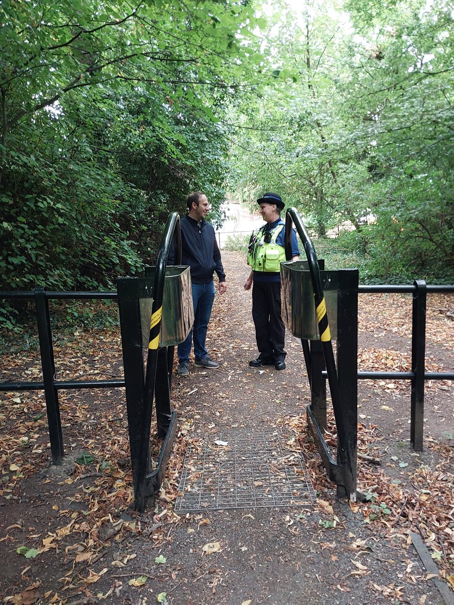 DudleyTownWMP's tweet image. DC2 officers have conducted a walk around in company with local councillors to discuss issues within the area .
#commu