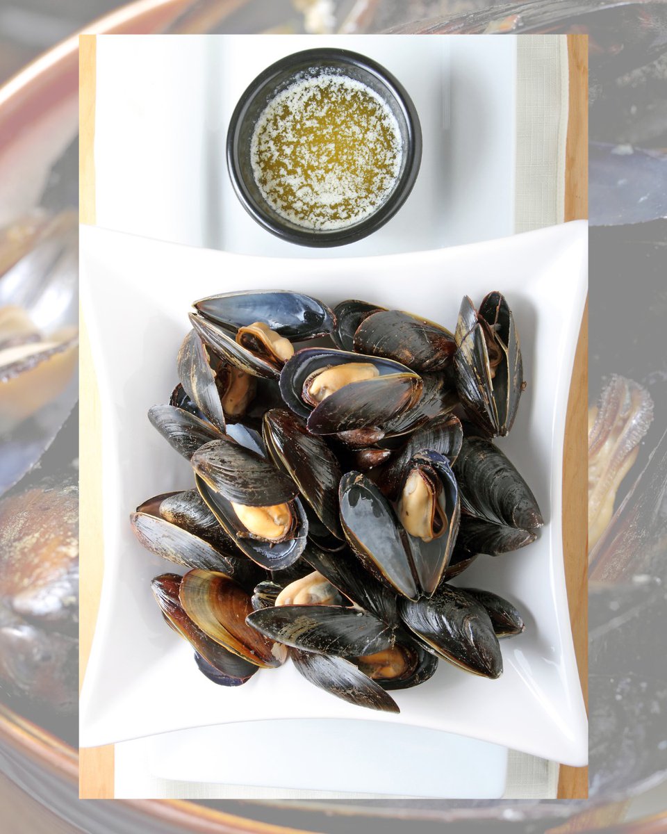 Pro Tip: Always cook #PEIMussels on high heat so they steam open quickly...and don’t skimp on the garlic butter. Trust us.👌