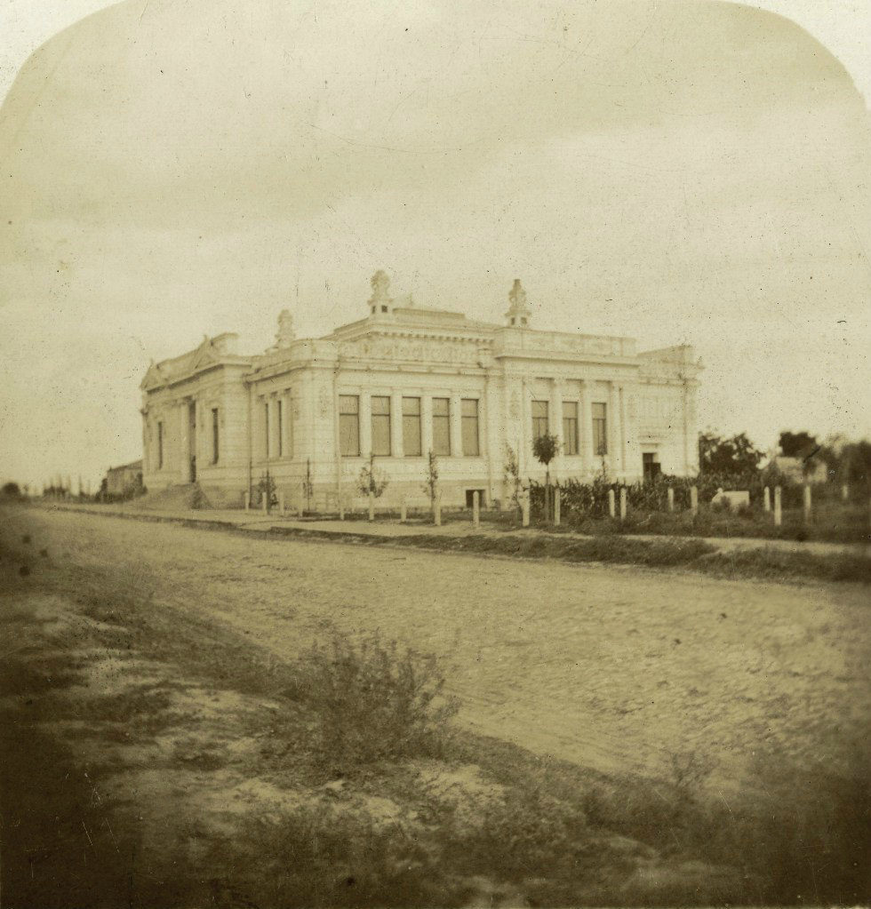 📷 120 років тому, 27 серпня, було освячено й урочисто відкрито спеціально побудоване приміщення для Обласного музею ім. О. М. Поля.
Будівля пережила війни й революції.Це не єдина пам'ятна дата цьогоріч.
Бо 120 років виповнюється й будинку, де свого часу мешкав Дмитро Іванович.