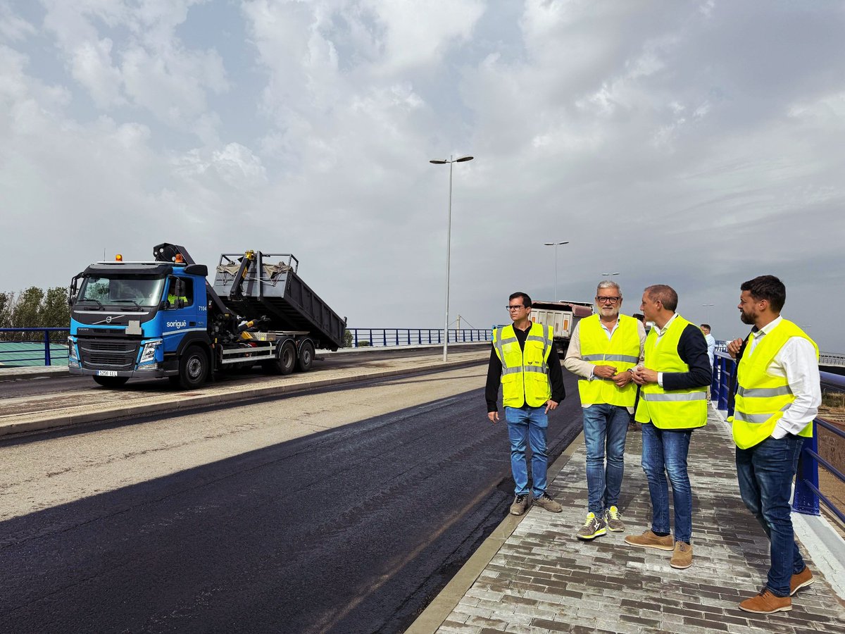 Les obres de rehabilitació del pas superior de Ciutat Jardí a Lleida encaren la seva recta final. Inversió de 643.000 euros del Govern espanyol. Es preveu l’obertura l’11 de setembre. Autoritats locals han visitat avui els treballs. Foto facilitada per la Subdelegació del Govern.