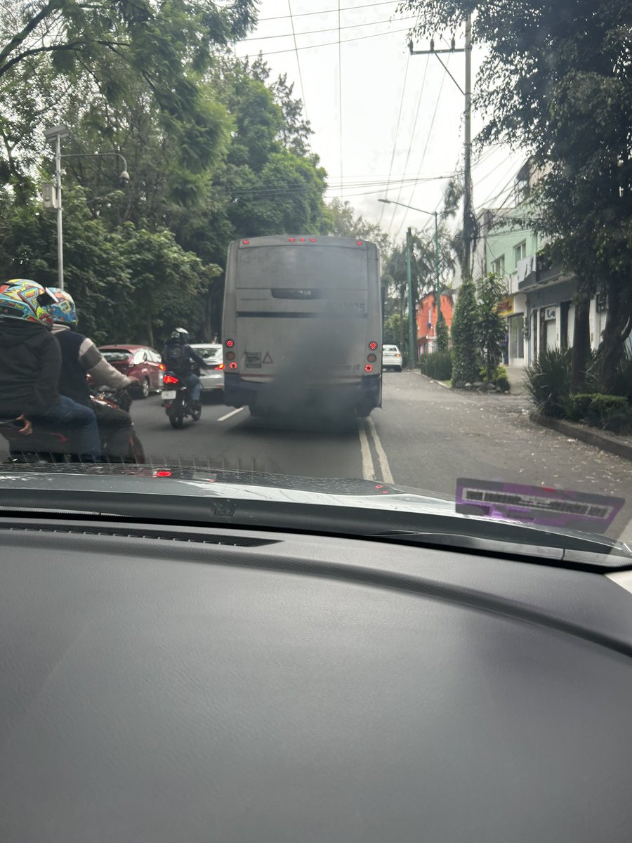 Lizra333's tweet photo. @LaSEMOVI Den mantenimiento a los autobuses morados de transporte hoy sobre Miguel Ángel de Quevedo num.724 las 8:58 este autobús contamina de manera brutal. En la 1a foto está en un alto y en la 2a muestra un poco la cantidad de humo que emite alto aire. Protejan el aire. https://t.co/Zdplt9N4S4