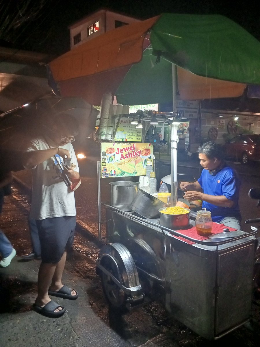 zh0914r's tweet image. guys, naglalakad ako kanina tapos may nakita akong lalaki. sabi niya gutom na gutom na siya kaya binigyan ki siya ng 10 pesos para makabili ng pangkain... #givebacktocommunity