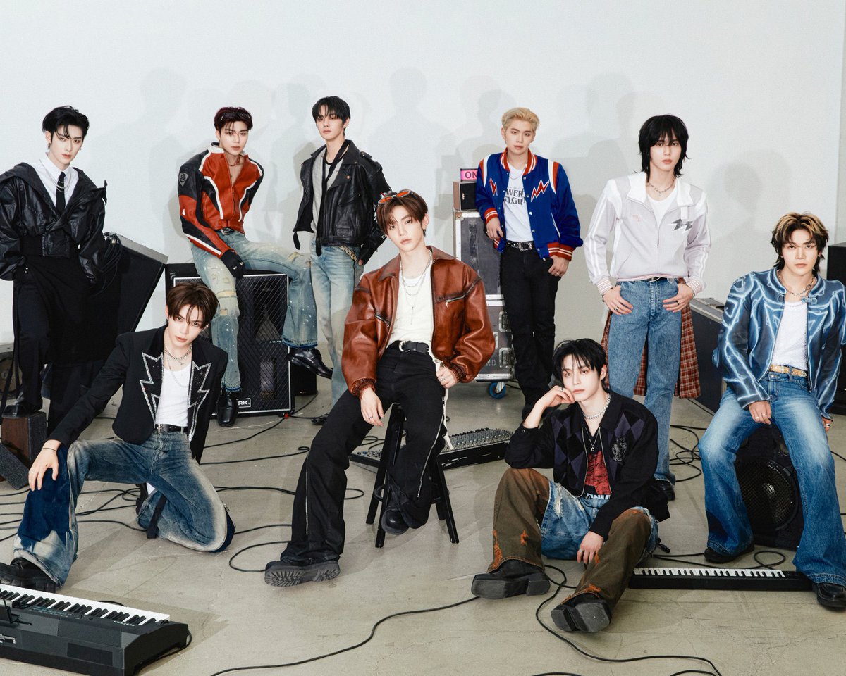 Showing their past release dates, the main items of their past mvs, departing to lingering in bloom, retro funk music and style, oh this is real journey to nostalgia....