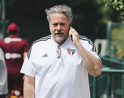 liberta___depre's tweet image. São Paulo avança em acordo com Evangelos Marinakis, para a base. 

A negociação, tocada pelo presidente Julio Casares, avançou e deve ser anunciada em breve. 

O acordo renderá R$ 250 milhões ao Tricolor por 30% das categorias de base. Essa fatia será ‘privatizada’ via uma…