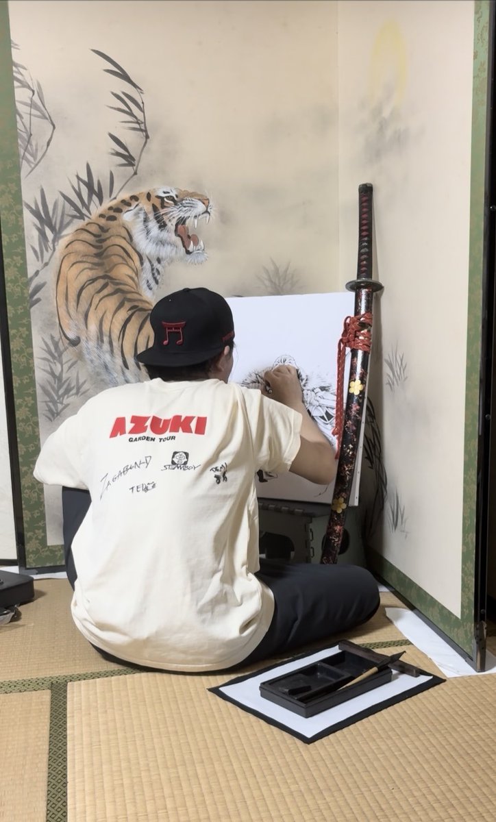 武にぃ🦾☠TAKE_N1i (@take_nft) on Twitter photo I was wearing <a href="/Azuki/">Azuki</a> gear and created art in a Japanese-style room.
I create my art using calligraphy and a Katana.
The hat was a gift from Sire <a href="/SDP808OD/">SireDontPlay 👺</a> ,
and the T-shirt was from Dem-san. <a href="/DemAzuki/">Dem ⛩️ anime.xyz</a>
The T-shirt is signed by Zagabond and Steamboy. I was wearing <a href="/Azuki/">Azuki</a> gear and created art in a Japanese-style room.
I create my art using calligraphy and a Katana.
The hat was a gift from Sire <a href="/SDP808OD/">SireDontPlay 👺</a> ,
and the T-shirt was from Dem-san. <a href="/DemAzuki/">Dem ⛩️ anime.xyz</a>
The T-shirt is signed by Zagabond and Steamboy.