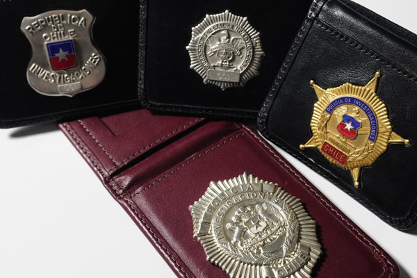¿Sabías qué? La primera Placa de Servicio fue reglamentada en 1934, y su diseño, actualizado en 1963, 1986 y en 1993, esta última vigente hasta hoy. Desde 2021, los #AgentesPDI cuentan con una nueva versión en bronce.