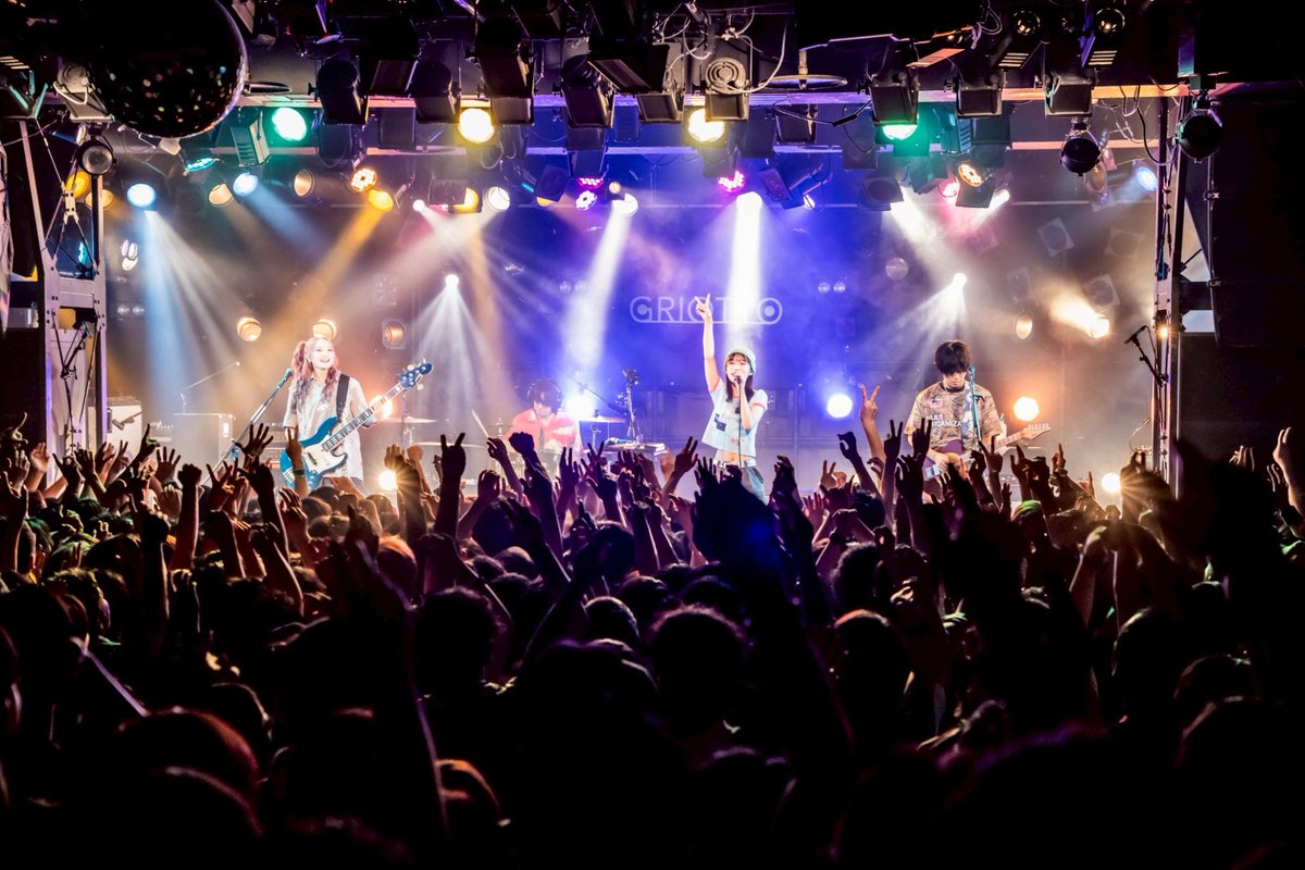 Yamahika_da's tweet photo. 2025.8.26 "GRIOTTO"

SCANDAL × Aooo 
O.A:NELKE

ベーシストになりたい、バンドがやりたいと思った全てのきっかけのSCANDALとの対バン、自分の中で大きな夢が叶った1日でした！

感極まりながらSCANDALのライブを袖で観ていたら「今日はひかるちゃんが好きって言ってた曲を中心にセットリストを組みました！」なんて夢みたいなことを言ってくれて、初めてベースを練習した曲の『SCANDAL BABY』でステージにまで上げてもらって…

SCANDALがずっと憧れの存在で居続けてくれたこと、Aoooのメンバーに出会えて胸を張って対バンさせてもらえたこと、素敵なイベントに呼んでいただけたこと全てに感謝です！

またこれから頑張るぞー！！
