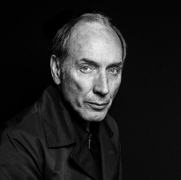 Hoy hemos perdido a Eusebio Poncela.
Le admiramos por su entrega sin filtros en obras inolvidables como Arrebato, Matador, La ley del deseo o Martín (Hache). Su legado trasciende generaciones. Actor de culto, valiente, inquebrantable, nunca temió explorar la complejidad humana.