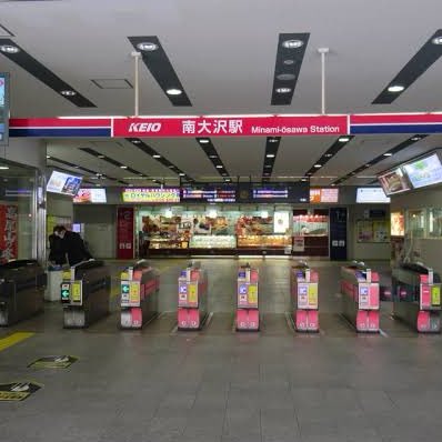 ←30年前の南大沢駅
　　現代の南大沢駅→

#誰にも言えない のドラマに登場していましたが、設備は旧式ではあるものの、まだ南大沢駅ができて間もない頃なので、駅自体はかなりキレイでした。