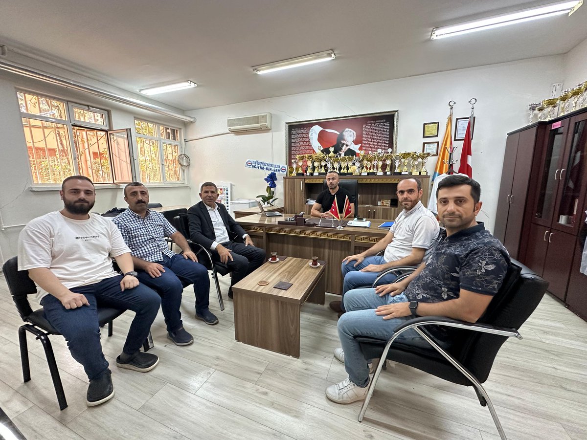 Şube yönetim kurulu ve <a href="/yenisehirebs/">EBS Diyarbakır1/ Yenişehir</a> ilçe yönetimimiz ile birlikte Sosyal Bilimler Lisesi  Müdürü Abdullah Yalçi'ya hayırlı olsun ziyaretinde bulunduk. Değerli müdürümüze yeni görevlerinde  muvaffakiyetler dileriz.