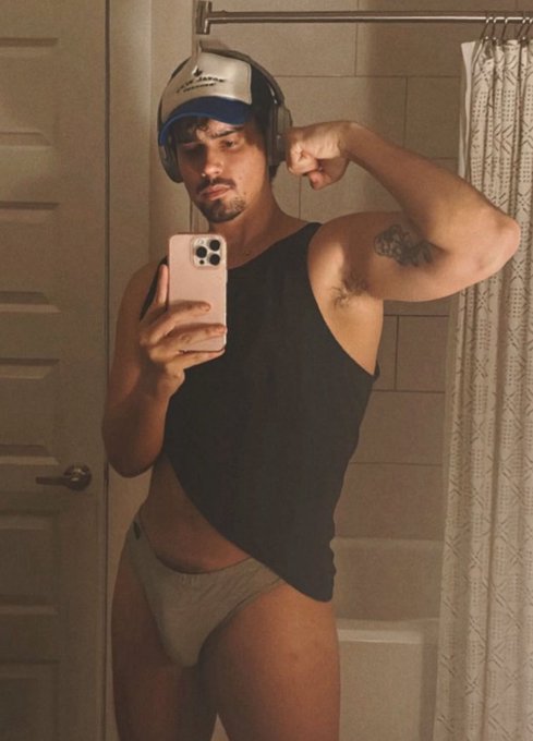 Watch mitchy's leaked NSFW photo on TwXstars