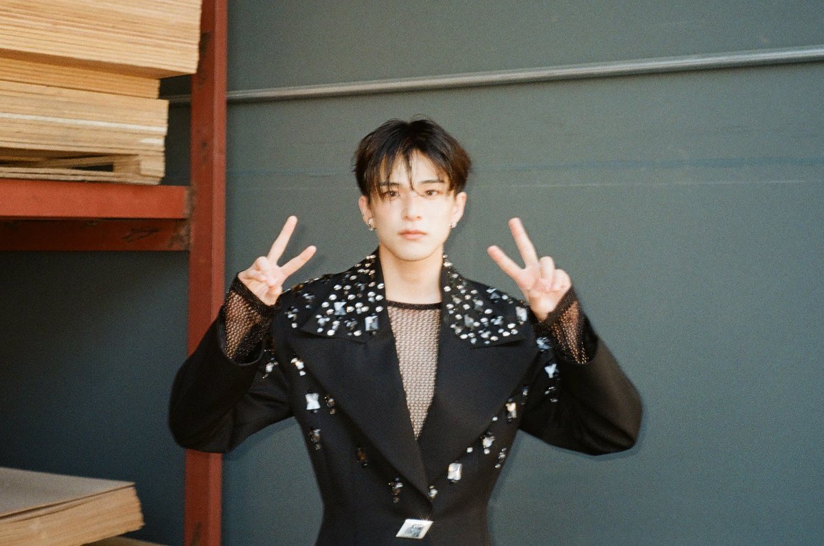 Sahiya, happy birthday to you! Thank you so much for not losing your laughter and for continuing to cheer us up even though we're busy preparing for our comeback. Thank you so much for always being kind and cozy, but thank you for being a reliable little brother. I love you💜💜💜