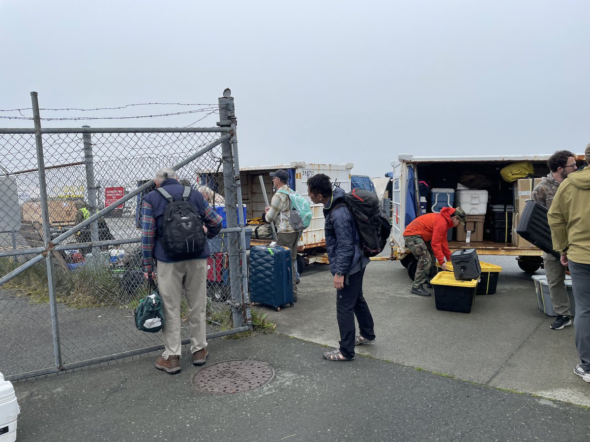 アラスカ航空の愚痴その5

ロスバゲの原因は、ハンター達のキャンプ用品、ライフル、猟犬のケージ、捌いた肉入りアイスボックスとかの大量の荷物

欠航で2便分の客が1機に乗ったから、積みきれなかった荷物が残された訳

自然保護区の隣まで殺生を楽しみに来た連中（偏見）のせいで、と思うと腹立つ😡