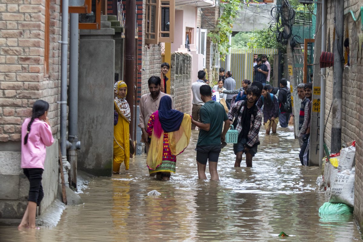 faisalbashirs's tweet image. The State Disaster Response Force (SDRF) team carries out rescue operations as water enters residential houses in Srinagar on Aug 27, 2025. Heavy rains swelled Kashmir’s Jhelum River past the danger mark on Wed, prompting officials to declare a flood. 📷 @faisalbashirs