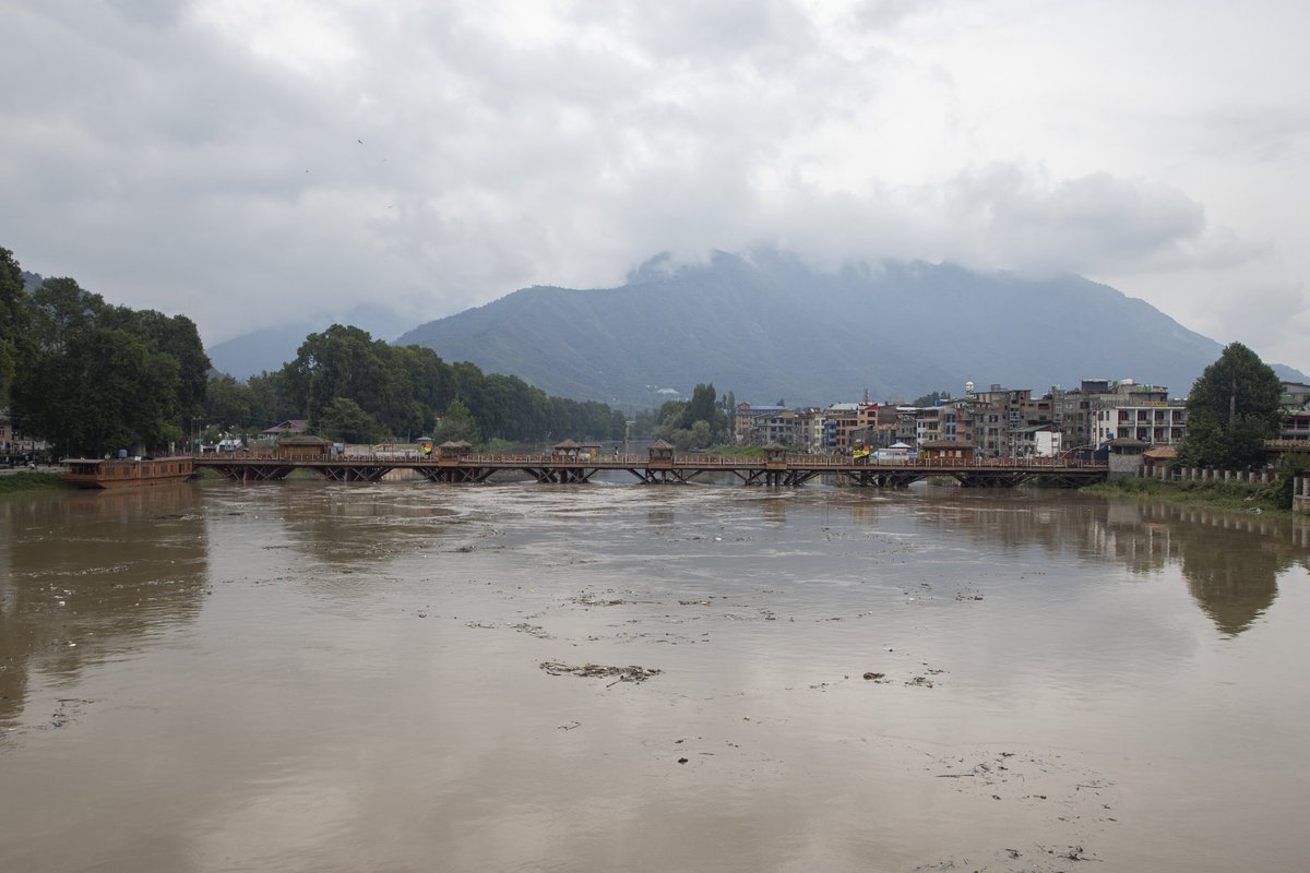faisalbashirs's tweet image. The State Disaster Response Force (SDRF) team carries out rescue operations as water enters residential houses in Srinagar on Aug 27, 2025. Heavy rains swelled Kashmir’s Jhelum River past the danger mark on Wed, prompting officials to declare a flood. 📷 @faisalbashirs