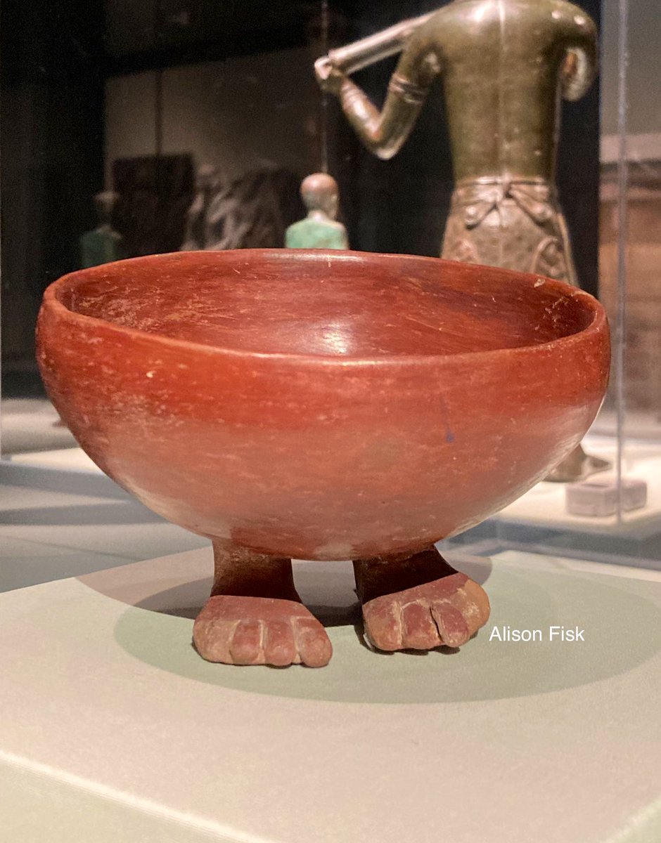 Cuenco de arcilla roja con pies humanos datado de hacia el 3700 a.C, en el periodo Naqada I tardío o Naqada II temprano del Egipto predinástico 🇪🇬 🥣🦶🏾🦶🏾