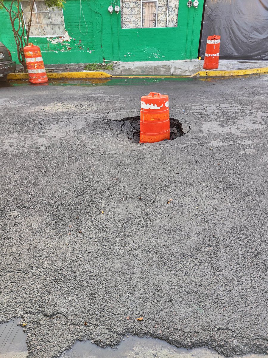 daviluche's tweet photo. @Alc_Iztapalapa ayuda con la aparición de un hundimiento de un bache, en la colonia santa cruz Meyehualco, en la calle 45 casi avenida 14.  C.P 09290 https://t.co/OZQ55HdAke