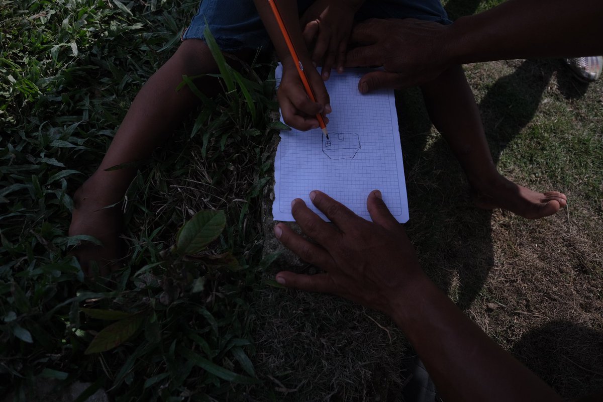 🚨 #SOSBridikayra | Emergencia de salud en la comunidad Bridikayra del pueblo Barí.
Más de 15 niñxs presentan síntomas hemorrágicos graves.
Quienes participamos en la Caravana Humanitaria al Catatumbo, exigimos a la ESE Noroccidental enviar una brigada médica urgente.
#Catatumbo