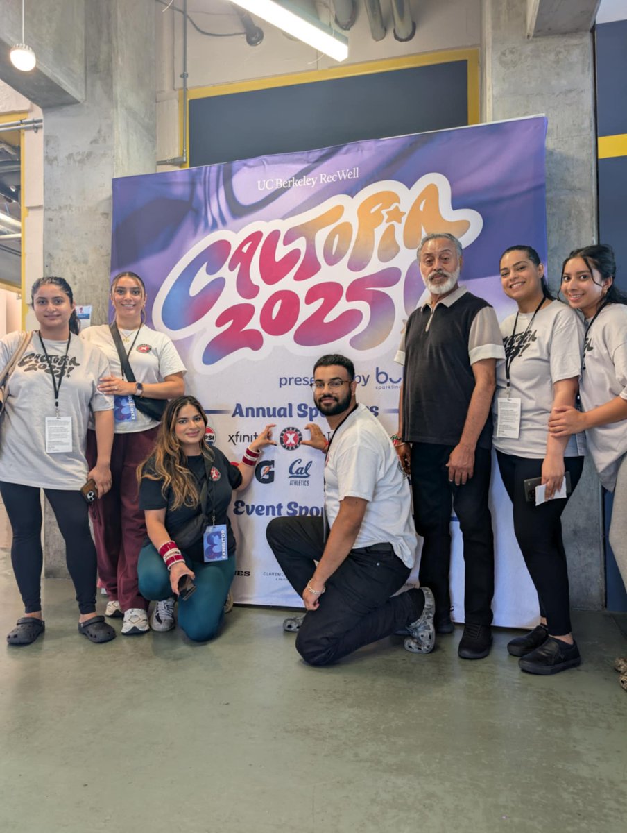 Extreme_Pizza's tweet image. Caltopia 2025 was such a cool vibe! Thanks to all the Cal #students who stopped by the #ExtremePizza table, we enjoyed meeting you!  Our founder and entire Extreme Pizza team at Extreme Pizza Shattuck wish you all an epic start to the semester.  #Berkeley #Caltopia #Caltopia2025