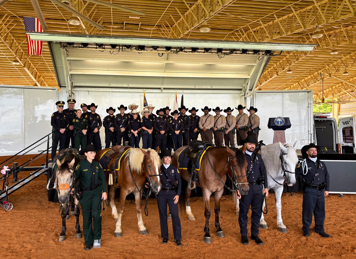 AlbertGuerraMPD's tweet image. 🚔🐎 Today, @MiamiPD   proudly graduated our officers, 1 @browardsheriff deputy &amp;amp; 1 @ftlauderdalepd officer from the 6-week Miami PD Mounted School. Mounted units enhance patrols &amp;amp; foster strong community bonds—serving with strength, tradition &amp;amp; trust. #MiamiPD #MountedUnit