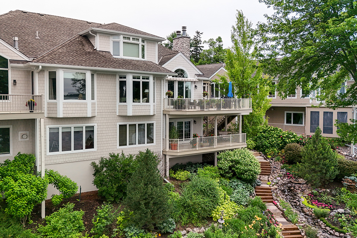 JamesHardie's tweet photo. Preserve architectural integrity without sacrificing durability. This lake Minnetonka neighborhood sought siding solutions that would honor the original design of the homes and provide long-term performance.   

This was achieved with modern, low-maintenance fiber cement siding from James Hardie. Beyond performance, this stunning makeover highlights the aesthetic flexibility of ColorPlus® Technology finishes on wood-look products—delivering consistent, factory-applied finishes that elevate curb appeal.   

Let this project inspire your next multifamily renovation or new build with materials that meet both creative and practical demands.   

https://t.co/P8BjK2zMu1  

#AIA #Architecture