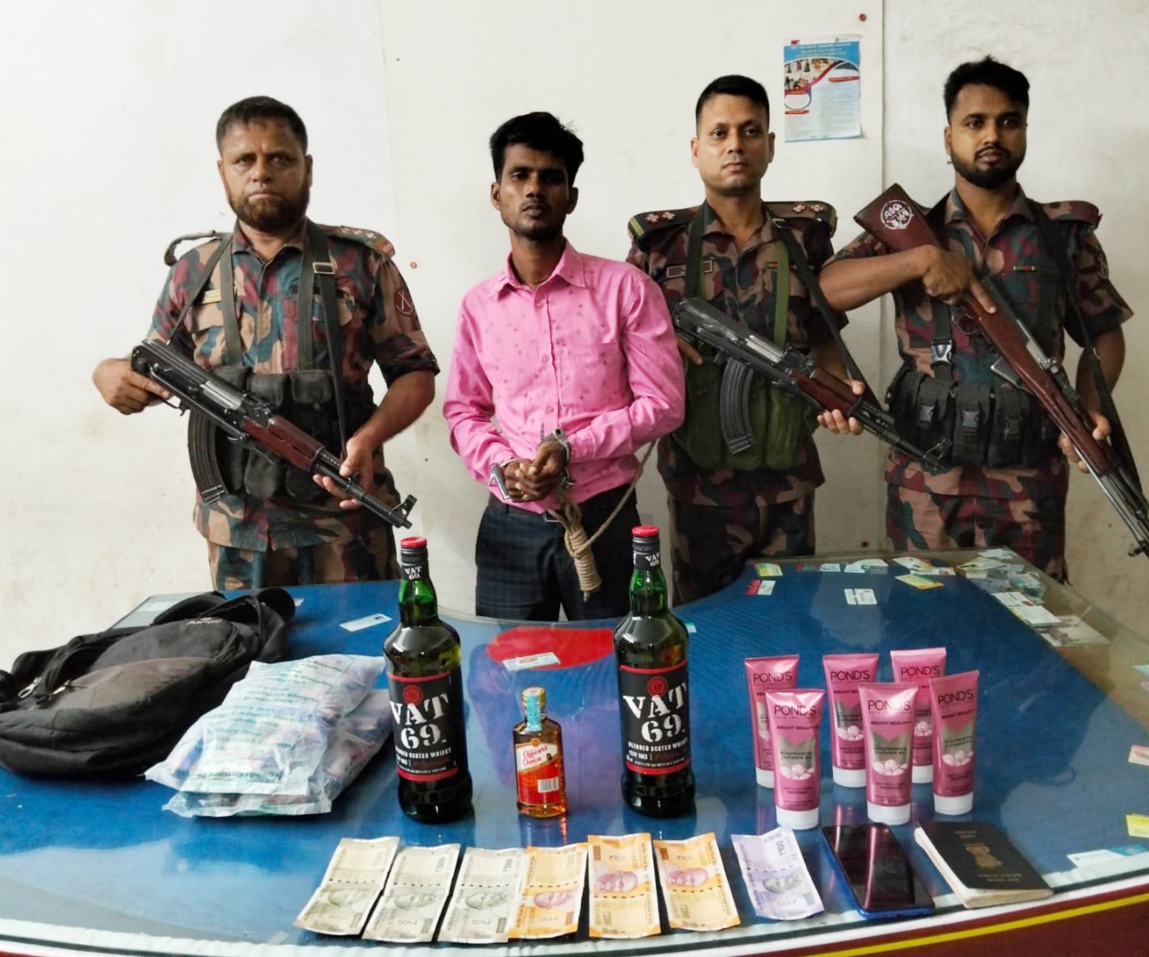 বেনাপোলে মাদক ও চোরাই পণ্যসহ ভারতীয় নাগরিক আটক