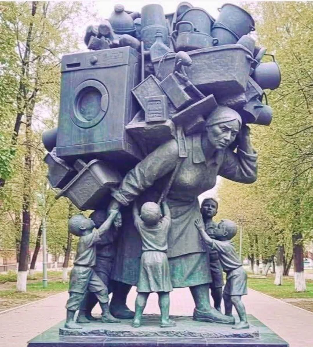 Es normal la apócope de la forma femenina «una» cuando precede a un sustantivo femenino que comienza por /a/ tónica: «un ama de casa»; pero no es incorrecto, aunque es poco frecuente, utilizar la forma plena «una»: «una ama de casa».