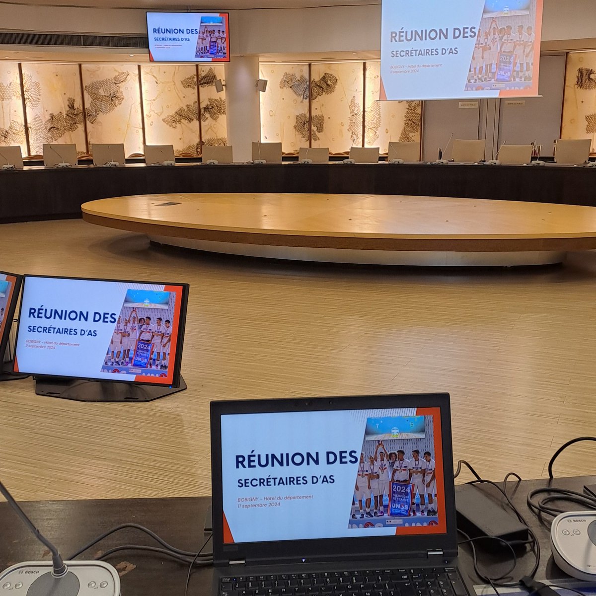 La réunion de rentrée des secrétaires d'A.S. des collèges et lycées de Seine-St-Denis arrive très vite puisque ce sera mercredi 3 septembre à la bourse du travail Clara Zetkin à Bobigny.
Nous vous attendons nombreux et plein d'entrain pour démarrer cette nouvelle année sportive !