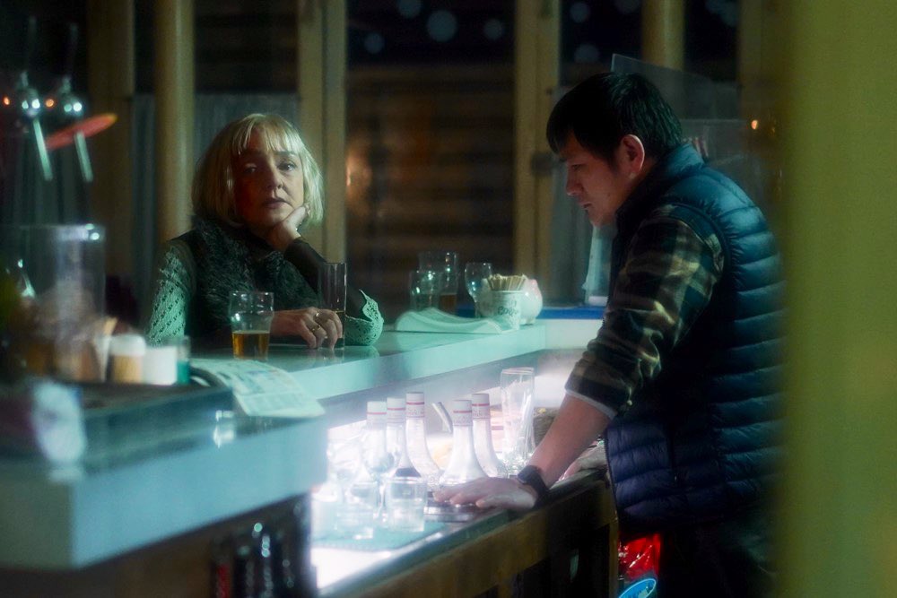 Après l’excellent «Les Magnétiques», Vincent Maël Cardona signe avec «Le Roi Soleil» un polar virtuose en forme d’exercice de style. Comme un kaléidoscope de tous les possibles autour d’un mort et d’un ticket de loto gagnant dans un bar. Un huis clos avec un ton à la John Huston.