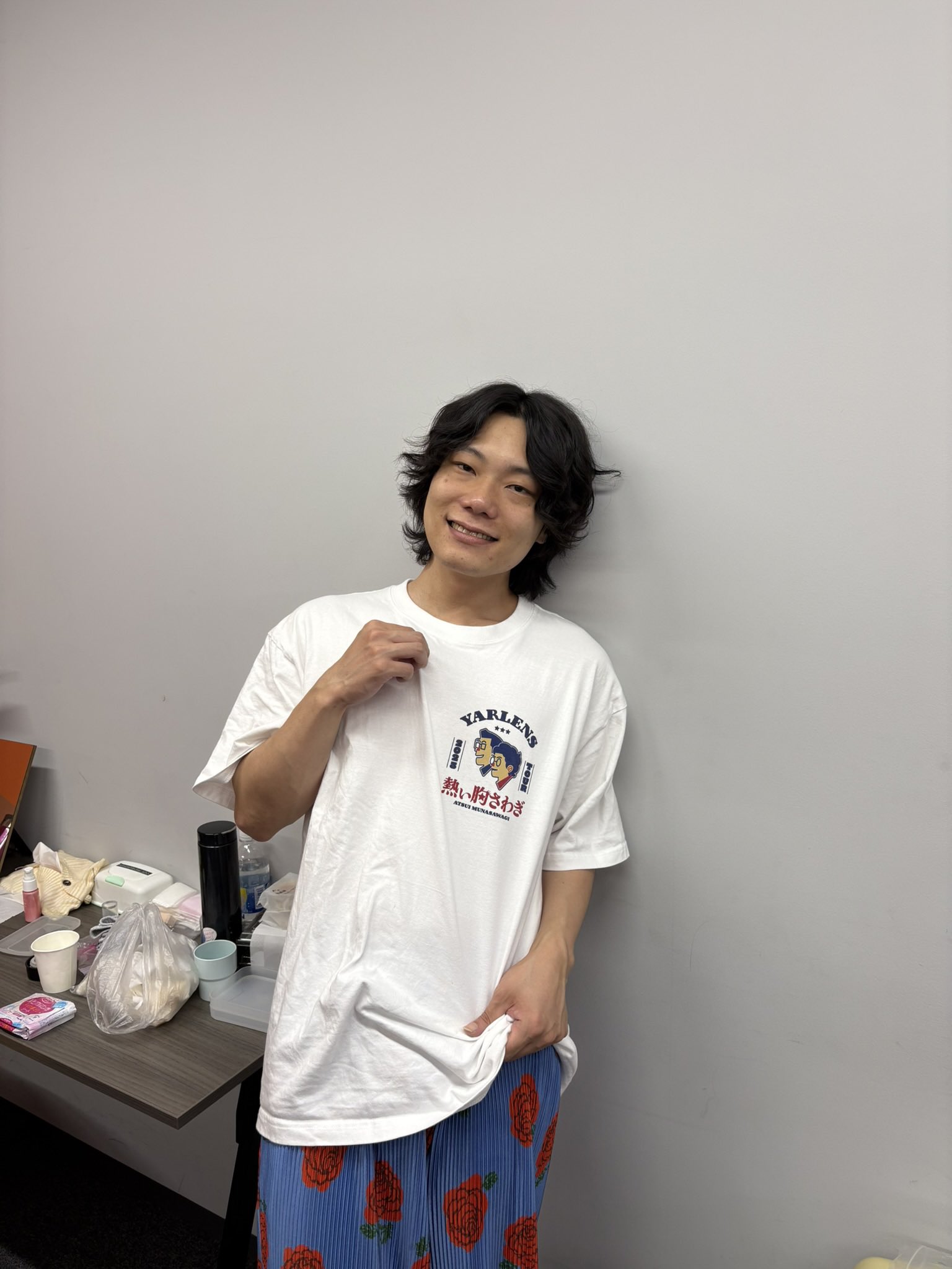 EXIT　間違いナイトプール！パリピスツール　りんたろー。兼近大樹、チェア　椅子 Amazon.co.jp: EXIT 間違いナイトプールパリピランタン りんたろ