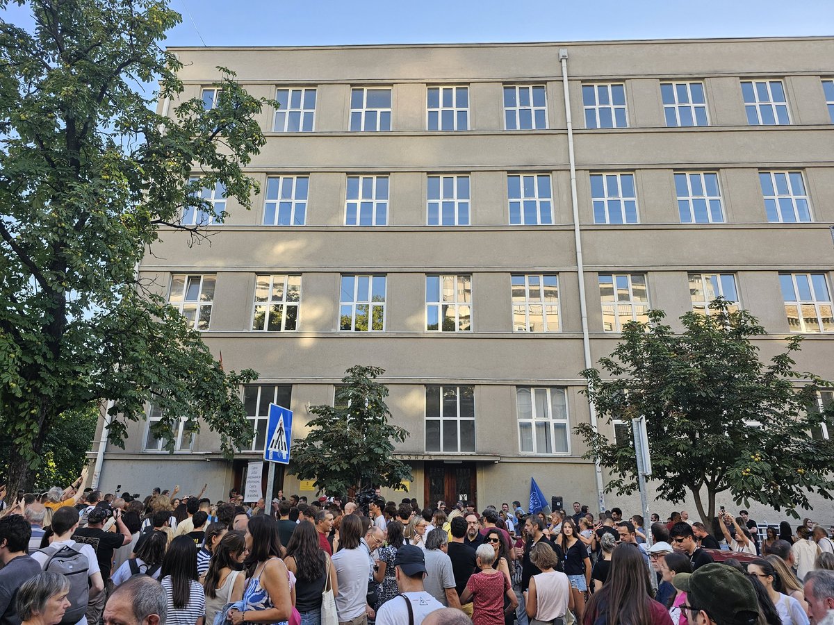 Zameniti 33 profesora V-te gimnazije jednostavno nije moguće bez velikih posledica. Ova THE ŠKOLA se mora braniti i odbraniti od pošasti koja je zadesila!
MORA BORBA!