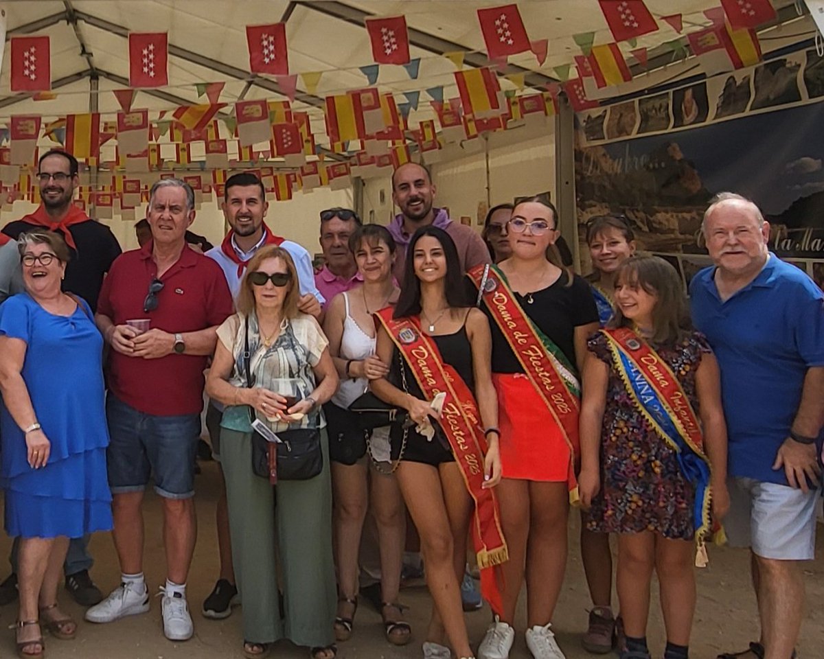 PSOEAlcaladeH's tweet photo. 🎉 FERIAS Y FIESTAS |  Tradicional Vino de la Casa de Castilla la Mancha, esta mañana, en el Recinto Ferial. 

Les han acompañado nuestros concejales @enriquenoju y @CastillejoCalvo 

🤗 ¡Muchas gracias por la invitación! https://t.co/1hVeZXSIa2