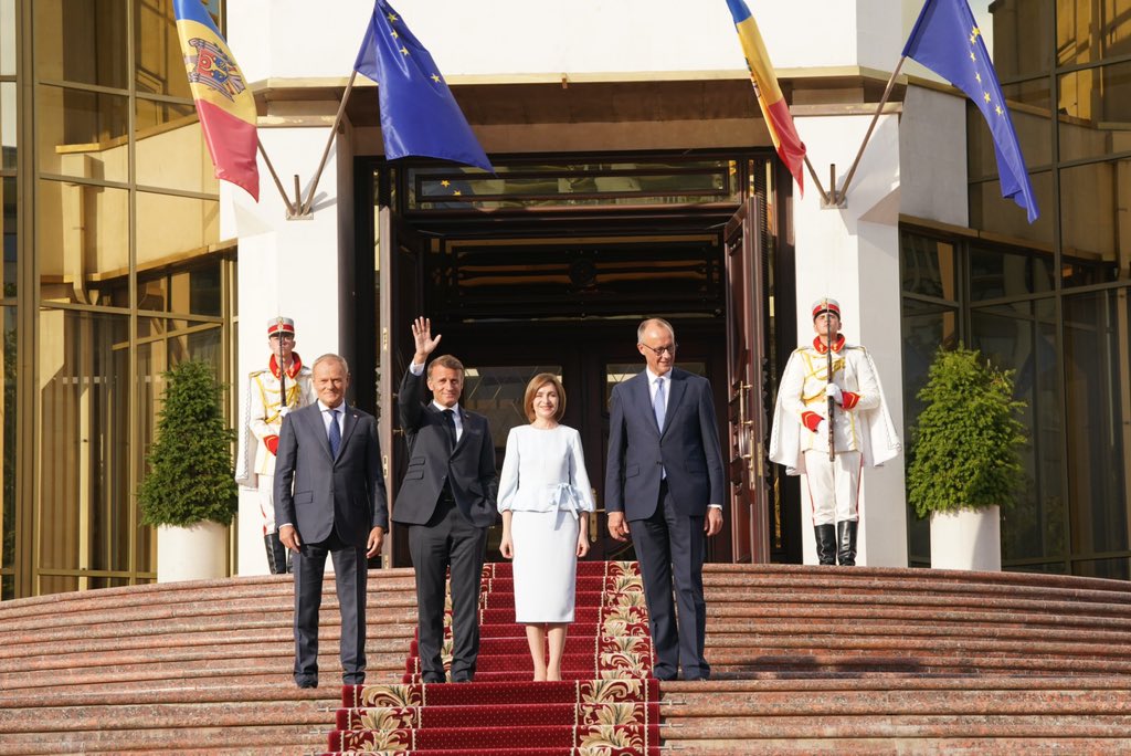 EmmanuelMacron tweet picture