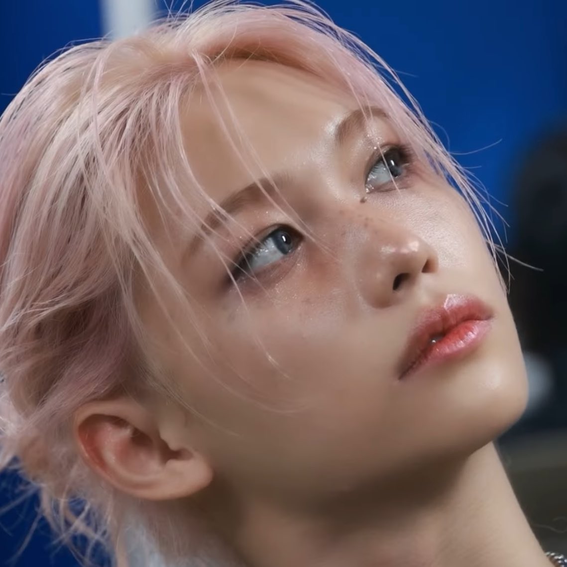 지능을 잃게 만드는 미모와 아름다운 눈동자