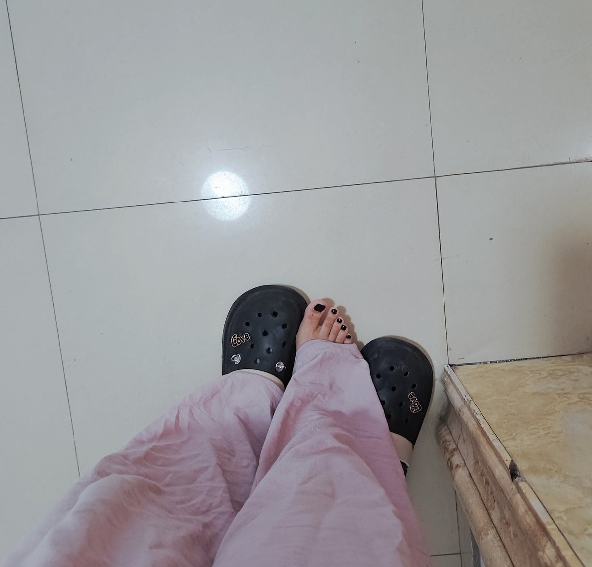 快来帮我涂个指甲油😙
（我涂指甲的技术怎么烂成这样）